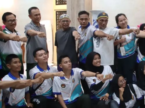 Ketua KONI Lampung Berikan Tali Asih untuk Atlet PON Beladiri 2025