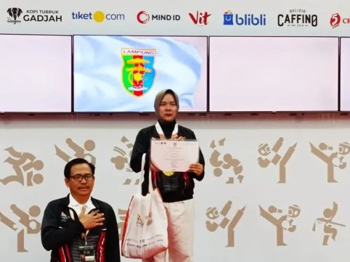 Vina Febriana Hasan meraih medali emas kelas Randori >70 kg putri di PON Beladiri 2025