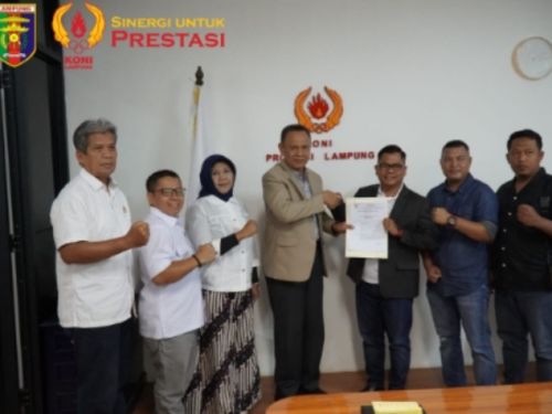 Ketua KONI Lampung Serahkan SK Kepengurusan KONI Way Kanan